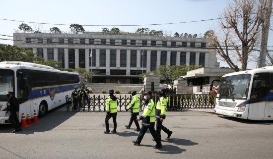 4月3日，在韓國首爾，警察在韓國憲法法院前執(zhí)勤。新華社記者姚琪琳攝