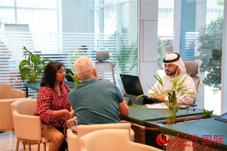 在阿治曼自由區(qū)一站式服務(wù)中心內(nèi)，工作人員為客商辦理業(yè)務(wù)。人民網(wǎng) 塔里克·易卜拉欣攝