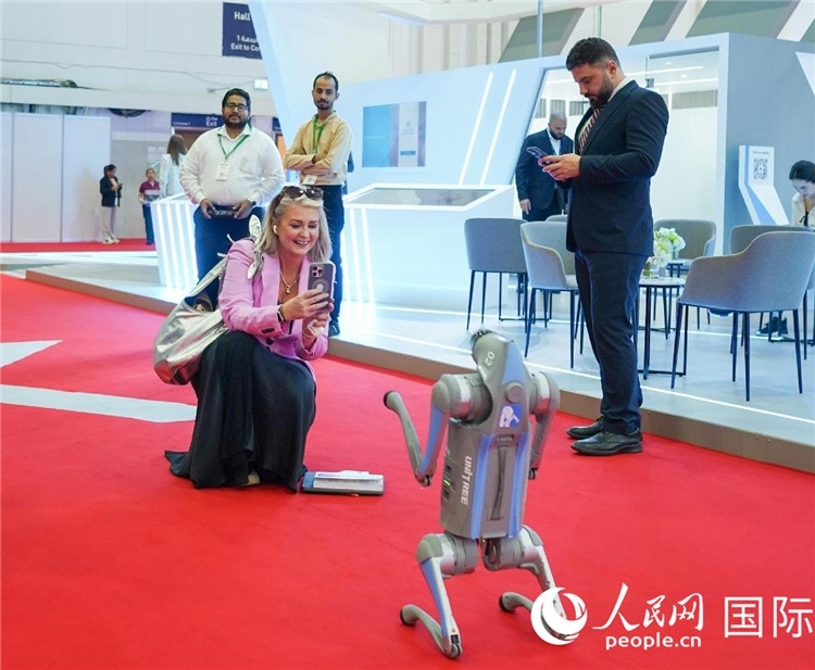 與會嘉賓被中企機(jī)器人吸引。人民網(wǎng) 塔里克·易卜拉欣攝