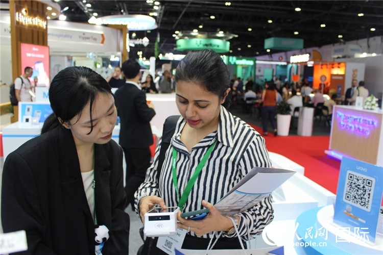 中外嘉賓交流。人民網(wǎng) 杰勒德·阿勒費(fèi)爾攝