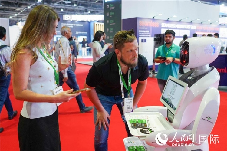 會上展示的電子支付機(jī)器人。人民網(wǎng) 塔里克·易卜拉欣攝