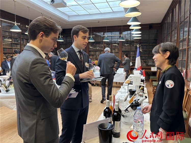 法國嘉賓與參展云南企業(yè)代表交流。人民網(wǎng)記者 于超凡攝