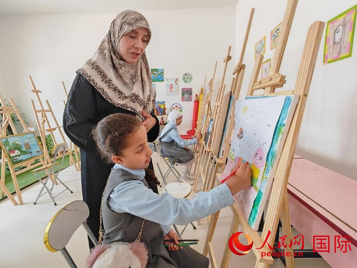 阿爾穆塔?阿里卡特國際學(xué)校的學(xué)生在美術(shù)室上課。人民網(wǎng)記者 管克江攝