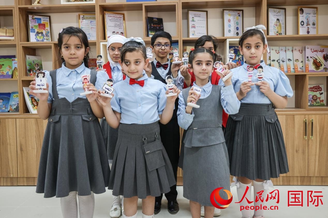 阿爾穆塔?阿里卡特國際學(xué)校的學(xué)生在圖書室上課。人民網(wǎng)記者 薛丹攝