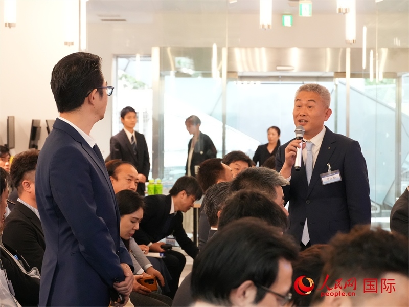 參會企業(yè)與海南代表團積極交流。