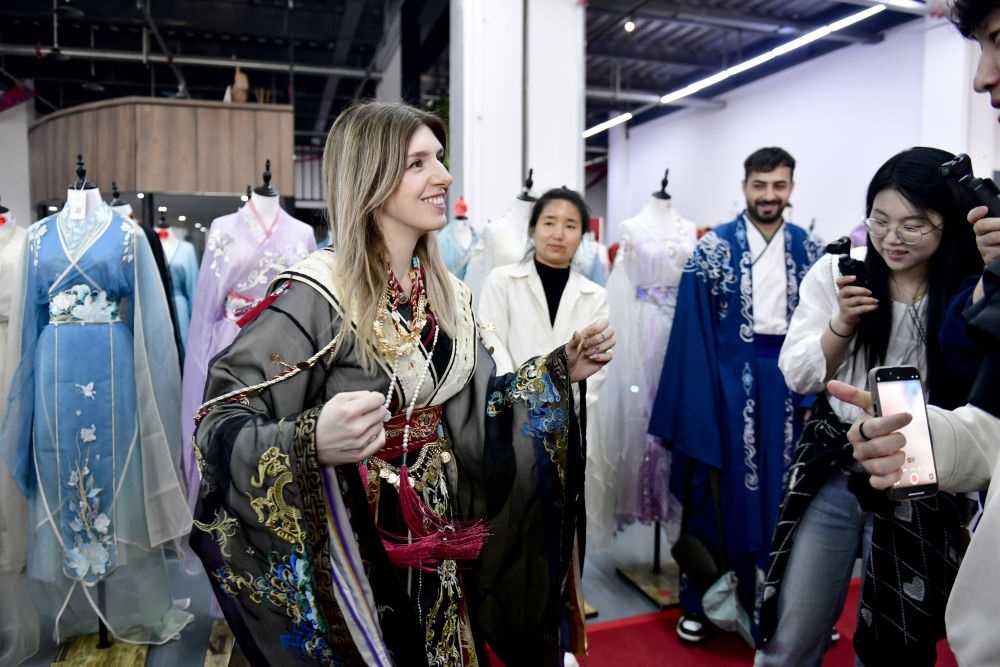 2025年4月8日，參加曹縣漢服文化節(jié)的意大利嘉賓卡米拉在試穿漢服。新華社記者郭緒雷 攝