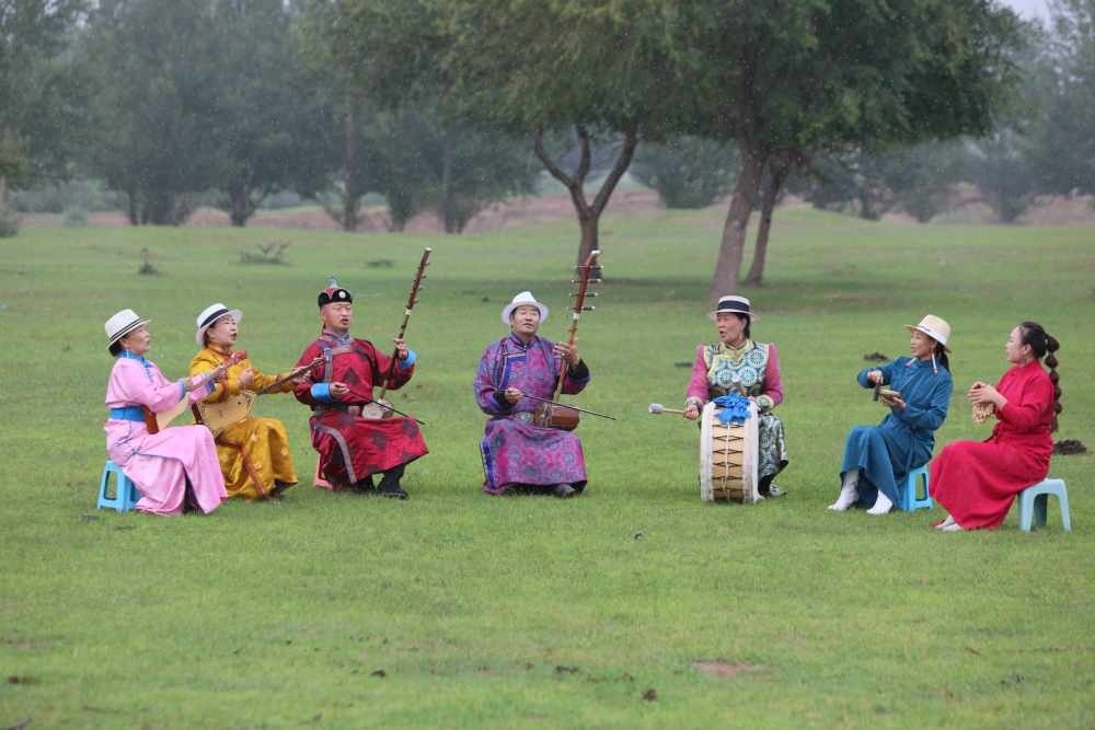 2024年7月16日，《格薩（斯）爾》史詩(shī)說(shuō)唱傳承人在內(nèi)蒙古赤峰市巴林右旗戶(hù)外表演。（胡斯楞攝）