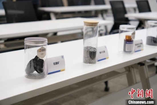 5月20日，浙大高分子科學(xué)與工程學(xué)系內(nèi)擺放著石墨礦等。 曹丹 攝
