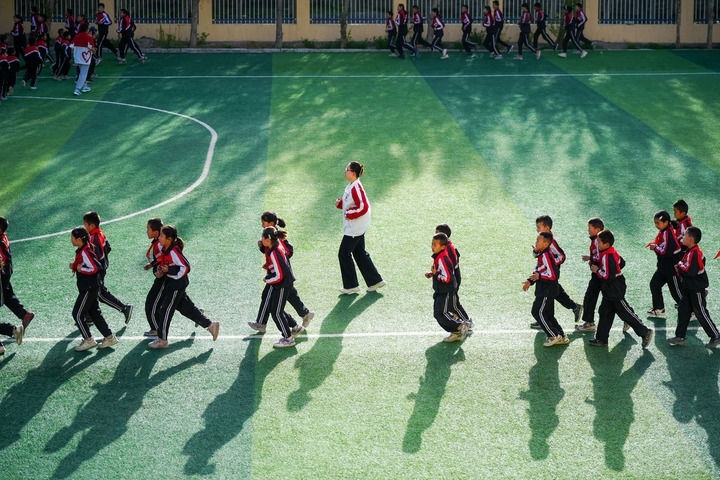 2025年4月24日，在新疆克州阿圖什市哈拉峻鄉(xiāng)謝依特小學(xué)，支教教師帶領(lǐng)學(xué)生晨跑。新華社記者 徐宏巖 攝