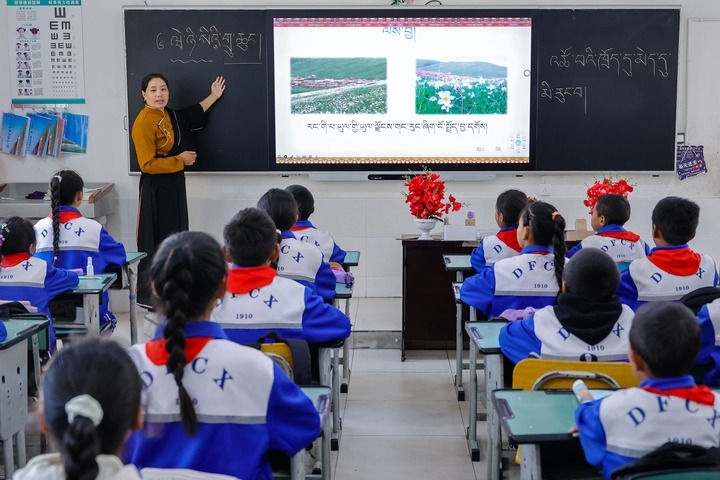 2024年9月27日，在四川省甘孜藏族自治州道孚縣城關(guān)第一完全小學(xué)，采取“藏加模式”教學(xué)的五年級一班的藏語文課上，準(zhǔn)木周老師指導(dǎo)藏族學(xué)生以家鄉(xiāng)草原風(fēng)物為主題寫作藏語文作文。新華社記者 沈伯韓 攝