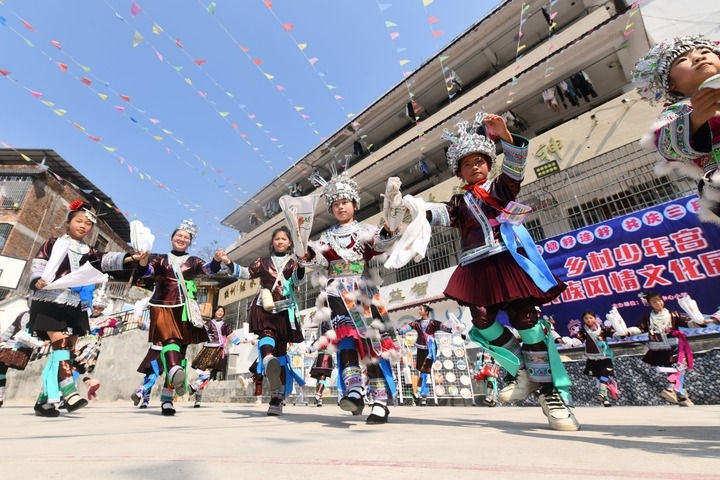 2025年3月25日，廣西柳州市融水苗族自治縣桿洞鄉(xiāng)中心小學(xué)學(xué)生在跳蘆笙踩堂舞。新華社記者 黃孝邦 攝