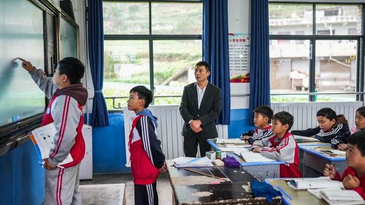 2024年11月21日，在地處烏蒙山區(qū)的貴州省六盤水市水城區(qū)亮巖小學(xué)，學(xué)生在供暖的教室內(nèi)學(xué)習(xí)。新華社記者 陶亮 攝