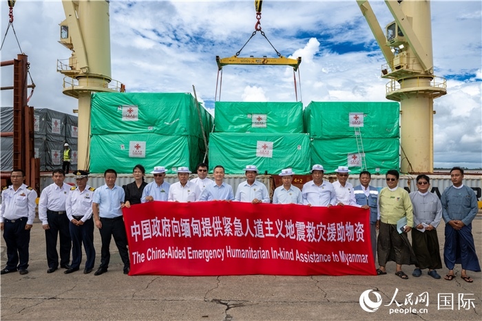 5月25日，中國(guó)駐緬甸大使館參贊歐陽道冰、仰光省首席部長(zhǎng)梭登及緬有關(guān)部門官員出席援緬第十五批緊急人道主義地震救災(zāi)物資交接儀式。人民網(wǎng)記者謝佳君攝
