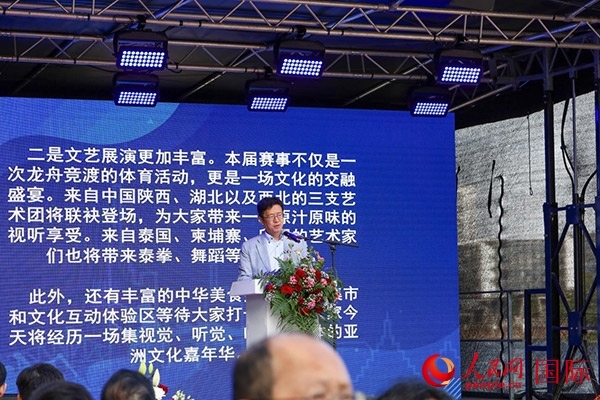 中國駐法蘭克福總領(lǐng)事黃昳揚(yáng)在致辭中對龍舟賽表示熱烈祝賀。人民網(wǎng) 依琳攝