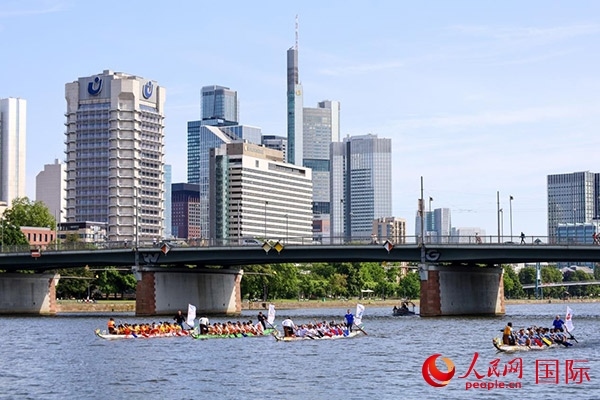 龍舟賽隊(duì)伍奮力揮槳、破浪前行。人民網(wǎng) 依琳攝