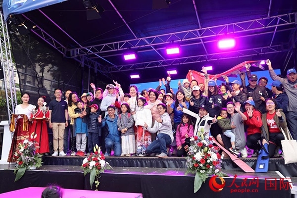 獲獎(jiǎng)選手們上臺(tái)領(lǐng)獎(jiǎng)并合影留念。人民網(wǎng)記者 劉仲華攝