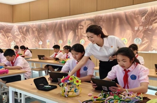 龍崗一小學生正在學習“發(fā)現(xiàn)石刻之美”華蔓花冠課程。