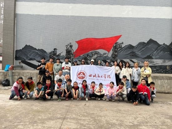 “行動中的課堂：探尋茶馬古道紅色印記”工作坊與當?shù)匦W生共同創(chuàng)作主題壁畫。