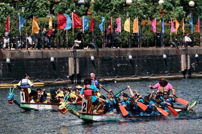 中英雙方的參賽隊伍參與龍舟競渡。楊浩鵬攝