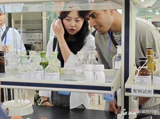 5月26日，2025上合組織國家媒體合作論壇嘉賓參觀新奇康藥業(yè)股份有限公司實驗室。石榴云/新疆日報記者 宋海波攝