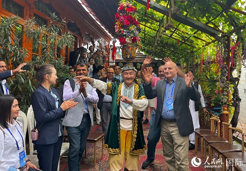 5月24日，外國媒體人在伊寧市喀贊其民俗旅游區(qū)參觀體驗。 人民網(wǎng)記者 翟轉(zhuǎn)麗攝