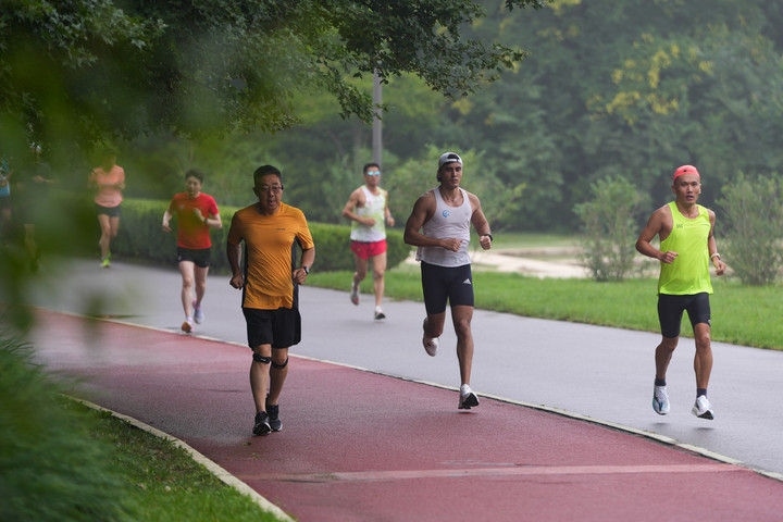 2024年7月14日，市民在北京中軸線延長(zhǎng)線上的奧林匹克森林公園運(yùn)動(dòng)鍛煉。