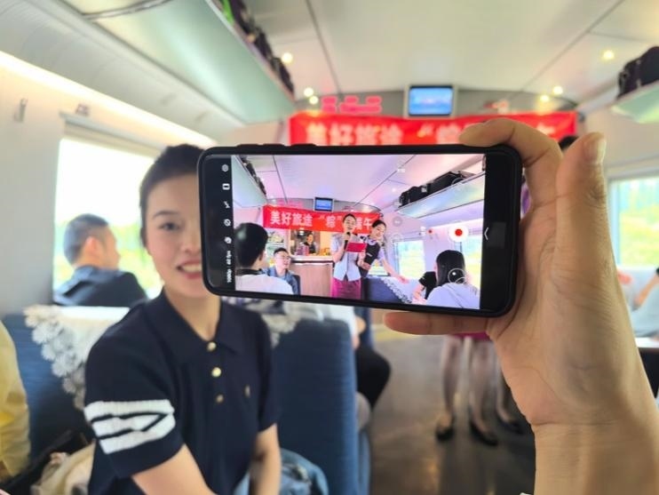 在活動中，旅客紛紛舉起手機拍攝。顏笑攝