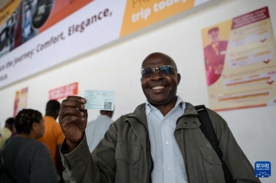 5月31日，在蒙內(nèi)鐵路內(nèi)羅畢站，一名前往蒙巴薩的乘客展示車(chē)票。新華社記者 楊光 攝