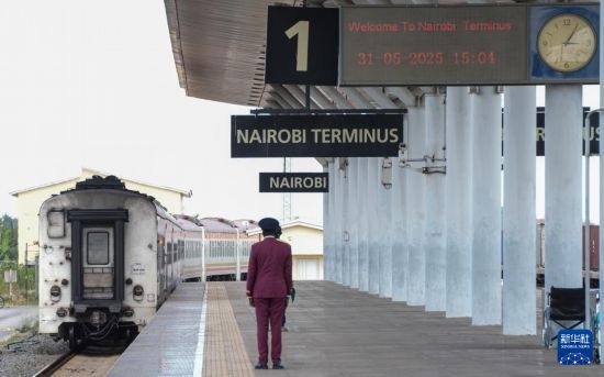 5月31日，在蒙內(nèi)鐵路內(nèi)羅畢站，工作人員目送開(kāi)往蒙巴薩的E2次列車(chē)駛離站臺(tái)。新華社記者 李亞輝 攝