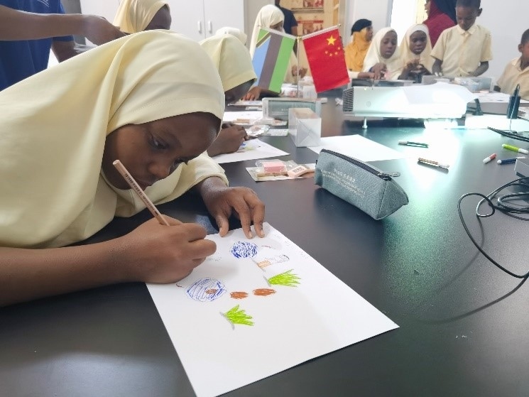 學(xué)生踴躍參與繪畫(huà)活動(dòng)。施亮攝