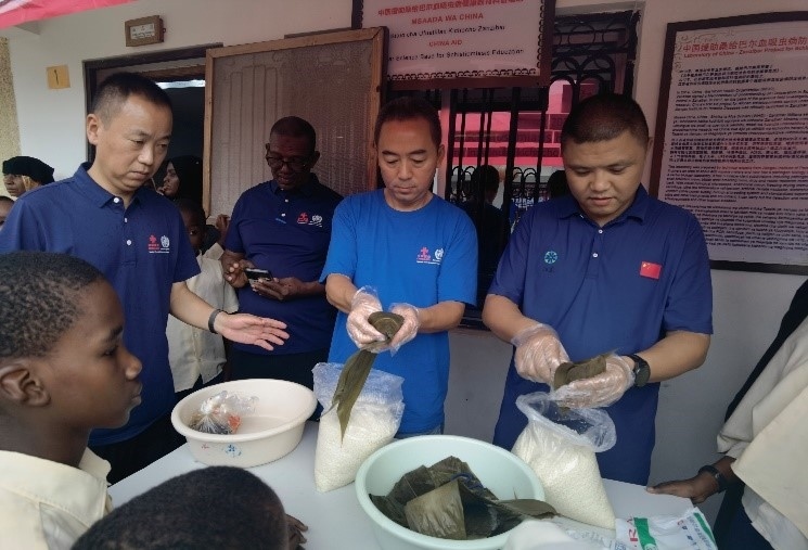 中方專(zhuān)家示范包粽子。施亮攝