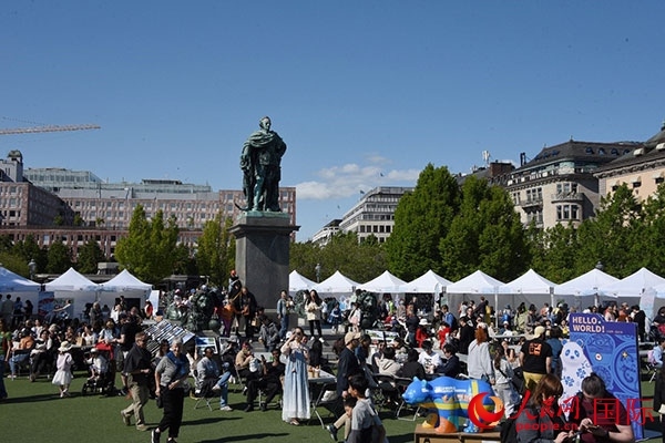 “你好！中國(guó)”端午游園會(huì)在斯德哥爾摩國(guó)王花園廣場(chǎng)舉辦。人民網(wǎng)記者 殷淼攝
