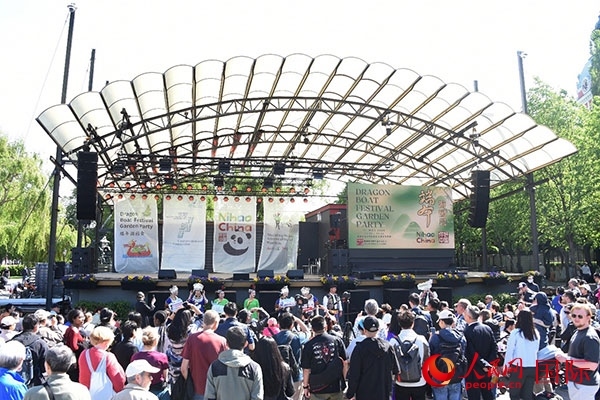 中瑞民眾歡聚國(guó)王花園廣場(chǎng)共慶端午佳節(jié)。人民網(wǎng)記者 殷淼攝