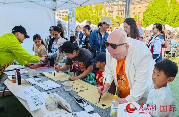 書法體驗(yàn)。人民網(wǎng)記者 殷淼攝