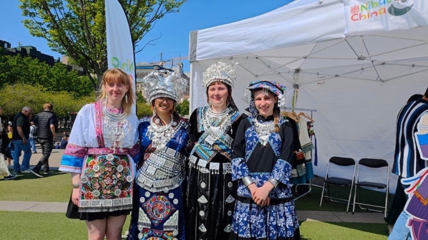 體驗(yàn)苗族傳統(tǒng)服飾。人民網(wǎng)記者 殷淼