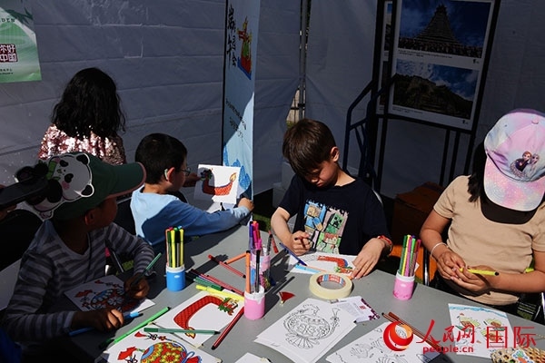 端午文化體驗(yàn)—龍舟圖片填色。人民網(wǎng)記者 殷淼攝