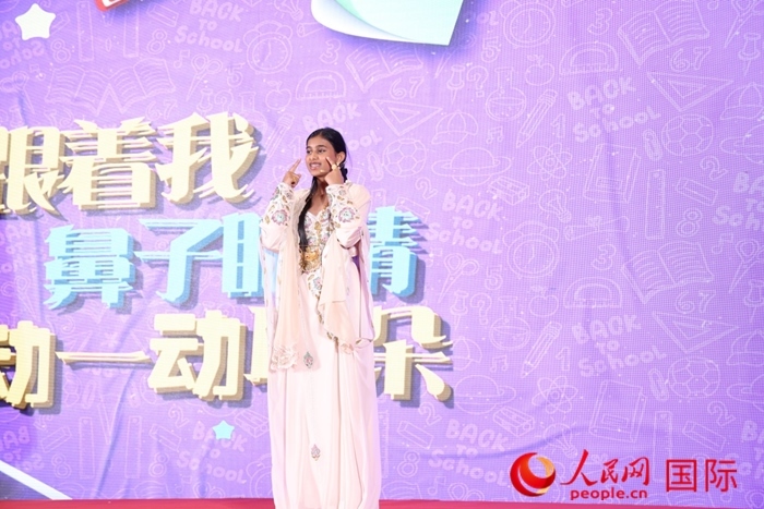 演唱中文歌曲。人民網(wǎng)記者任皓宇攝