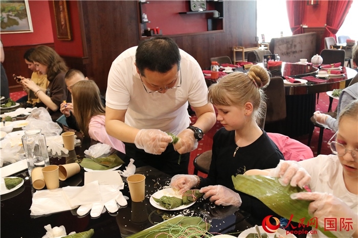 烏克蘭兒童學(xué)習(xí)體驗(yàn)包粽子。人民網(wǎng)記者蔡子暢攝