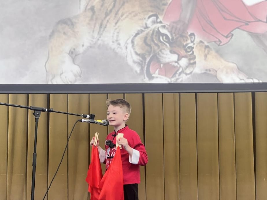 一航表演快板《武松打虎》。布加勒斯特大學(xué)孔子學(xué)院供圖