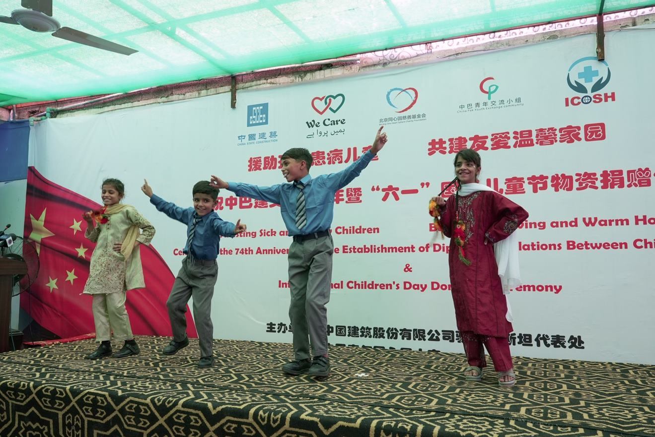 受捐孤兒在活動(dòng)現(xiàn)場(chǎng)表演自己創(chuàng)作的舞蹈節(jié)目。瓦加斯·阿赫邁德攝