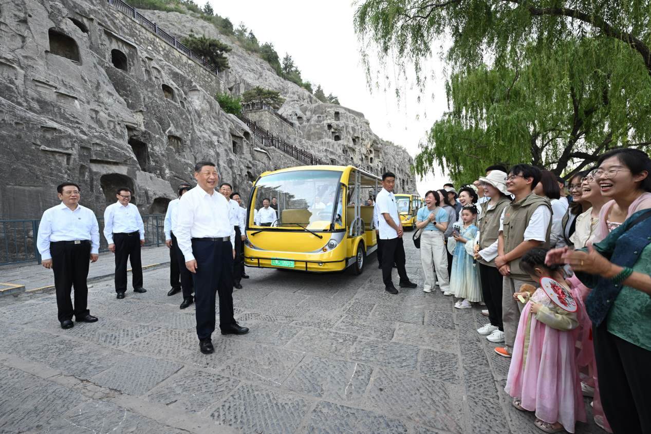 5月19日，習(xí)近平在洛陽龍門石窟考察時，同游客親切交流。