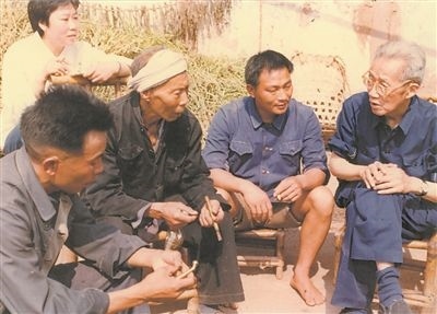 侯光炯（右一）和農(nóng)民在一起親切交流。 西南大學(xué)檔案館供圖