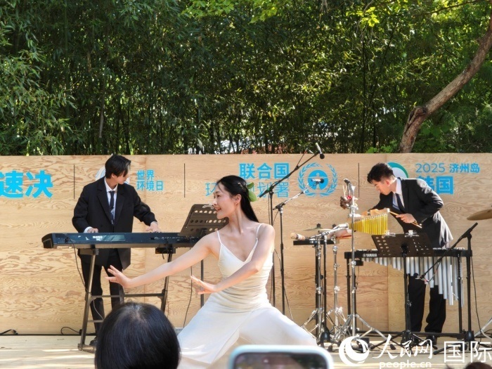 《舞，自然》舞蹈表演。人民網(wǎng)記者 李明攝