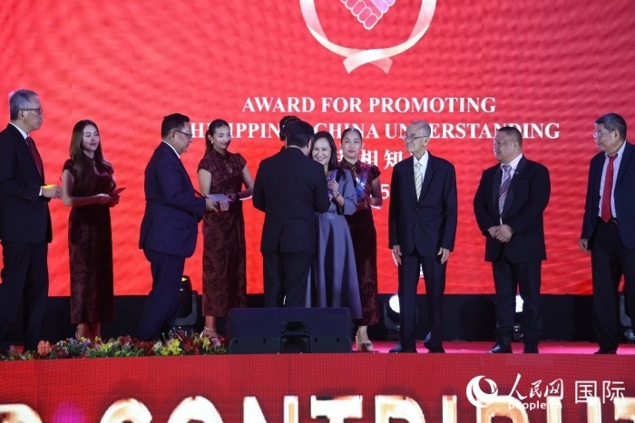 黃溪連大使給榮獲“重要貢獻(xiàn)獎”的奎松市市長喬伊·貝蒙蒂等人頒獎。人民網(wǎng)記者 樊帆攝