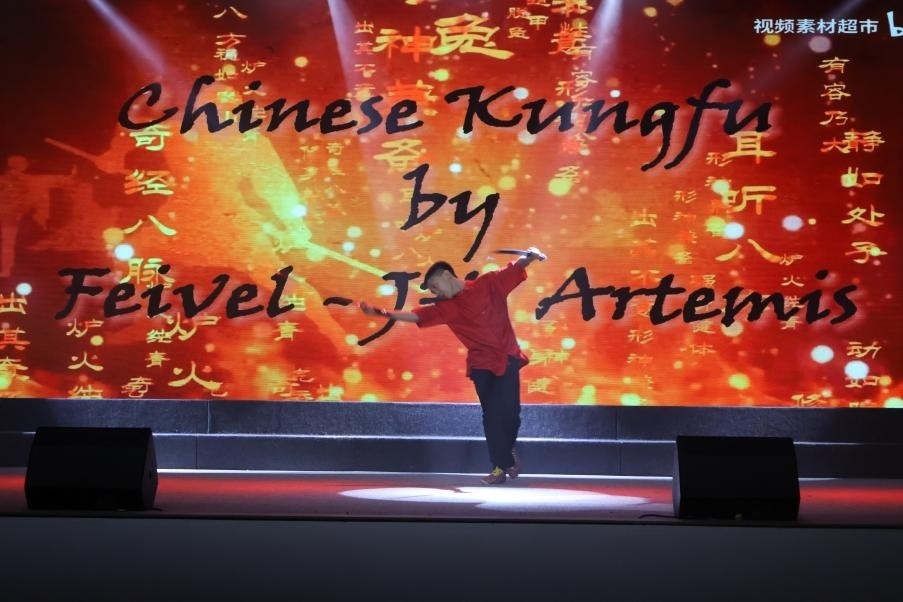 恩星學(xué)校中學(xué)部學(xué)生表演武術(shù)。哈山努丁大學(xué)孔子學(xué)院供圖